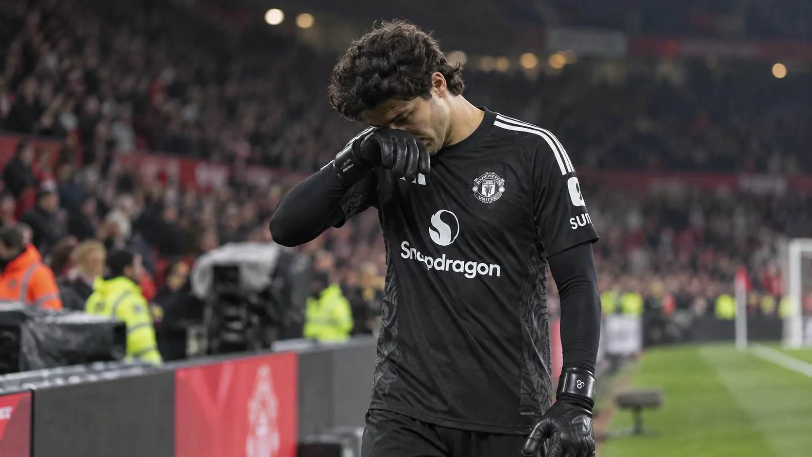Senne Lammens in het zwarte doelmanstenue van Manchester United na een wedstrijd.