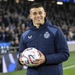 Nicolo Tresoldi van Club Brugge met een wedstrijdbal en een individuele trofee langs het veld.