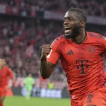 Een Bayern München-speler viert tijdens een wedstrijdactie in een vol stadion.