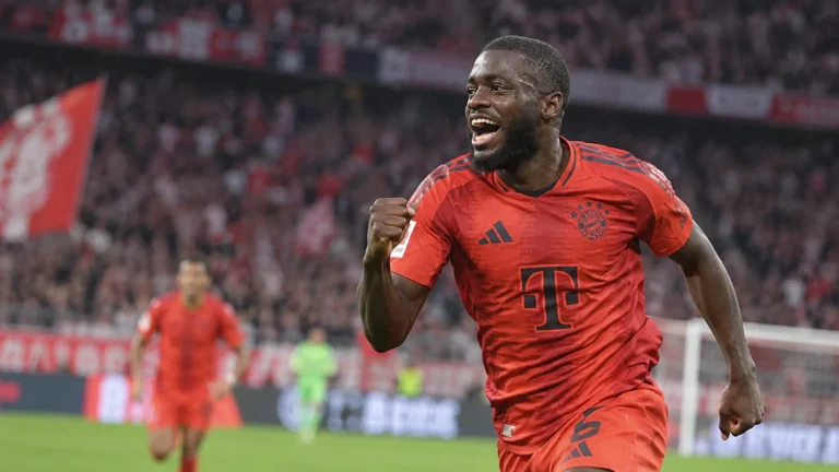 Een Bayern München-speler viert tijdens een wedstrijdactie in een vol stadion.
