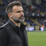 Ivan Leko staat kort na de wedstrijd geconcentreerd langs de zijlijn in het Jan Breydelstadion.