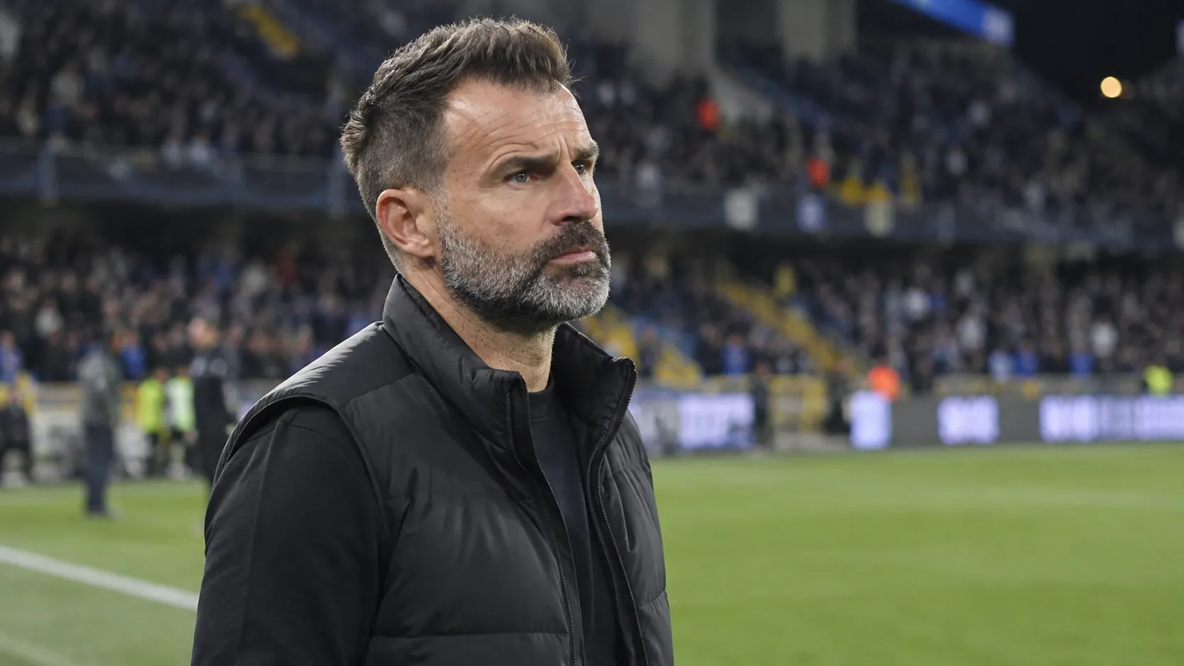 Ivan Leko staat kort na de wedstrijd geconcentreerd langs de zijlijn in het Jan Breydelstadion.