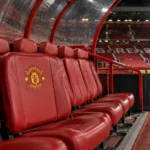 Een lege rode dug-out van Manchester United op Old Trafford na de wedstrijd.