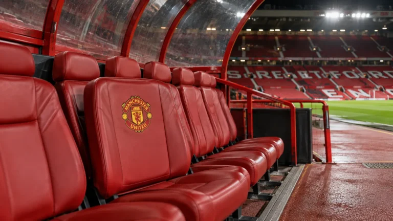 Een lege rode dug-out van Manchester United op Old Trafford na de wedstrijd.