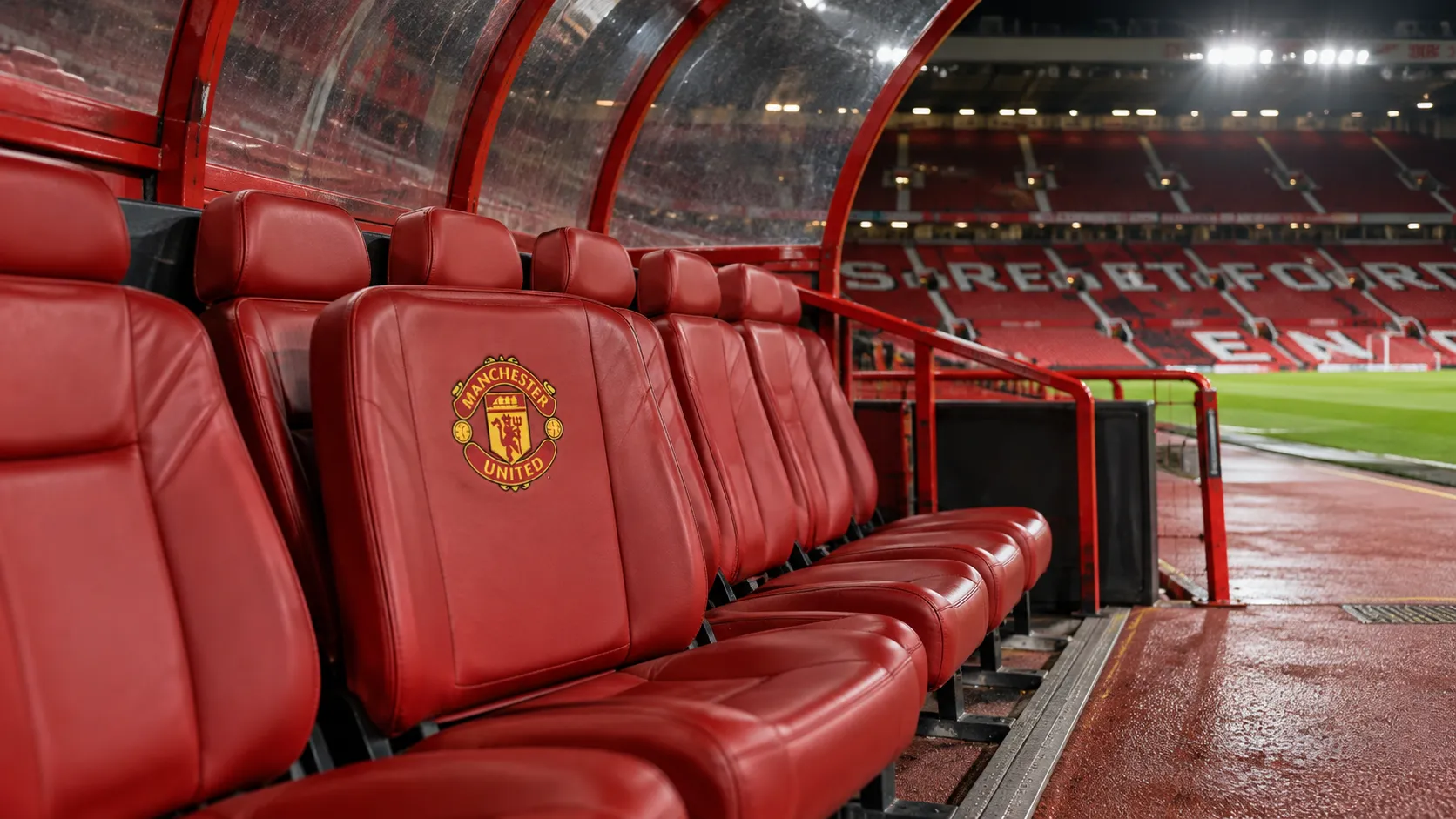 Een lege rode dug-out van Manchester United op Old Trafford na de wedstrijd.