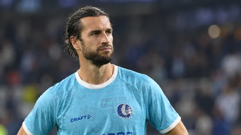 Een speler van AA Gent in een lichtblauw shirt op het veld na de wedstrijd.