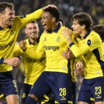 Een groep spelers van Union SG viert samen op het veld na een doelpunt.