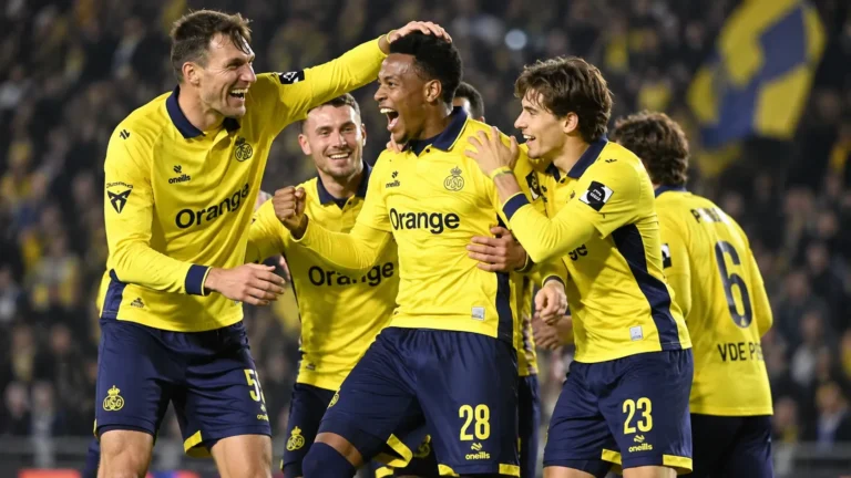 Een groep spelers van Union SG viert samen op het veld na een doelpunt.