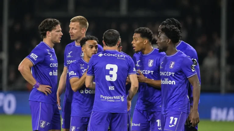 Een groep spelers van Patro Eisden verzamelt zich tijdens een wedstrijd in de Challenger Pro League.