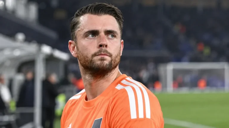 Colin Coosemans in een oranje doelmanstenue na een wedstrijd.