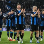 Spelers van Club Brugge applaudisseren na afloop op het veld.