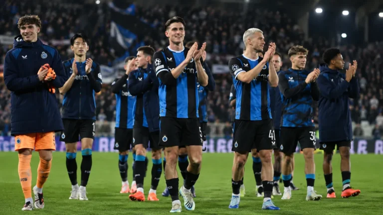 Spelers van Club Brugge applaudisseren na afloop op het veld.