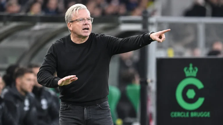 Lars Friis coacht Cercle Brugge langs de zijlijn.