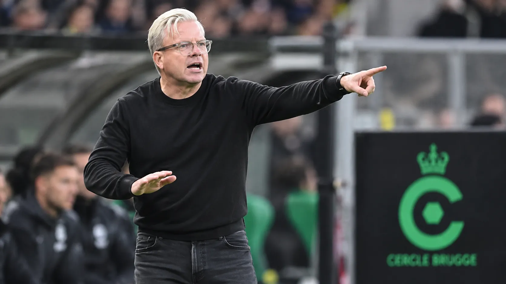 Lars Friis coacht Cercle Brugge langs de zijlijn.