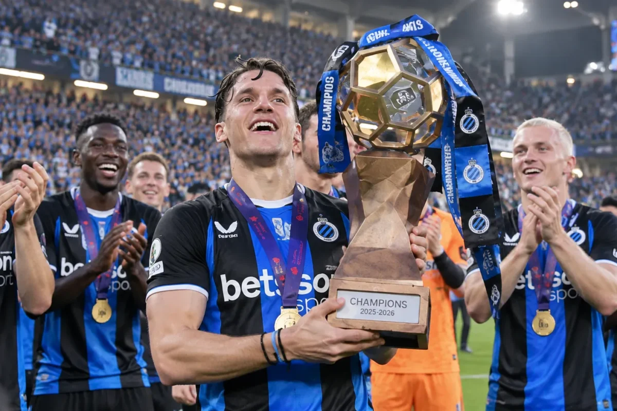 Christos Tzolis viert met de trofee in handen samen met Club Brugge-ploegmaats.
