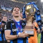 Christos Tzolis viert met de trofee in handen samen met Club Brugge-ploegmaats.