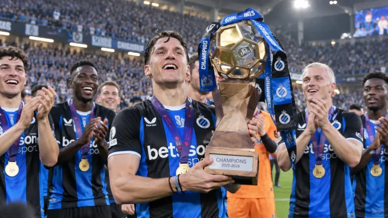 Christos Tzolis viert met de trofee in handen samen met Club Brugge-ploegmaats.