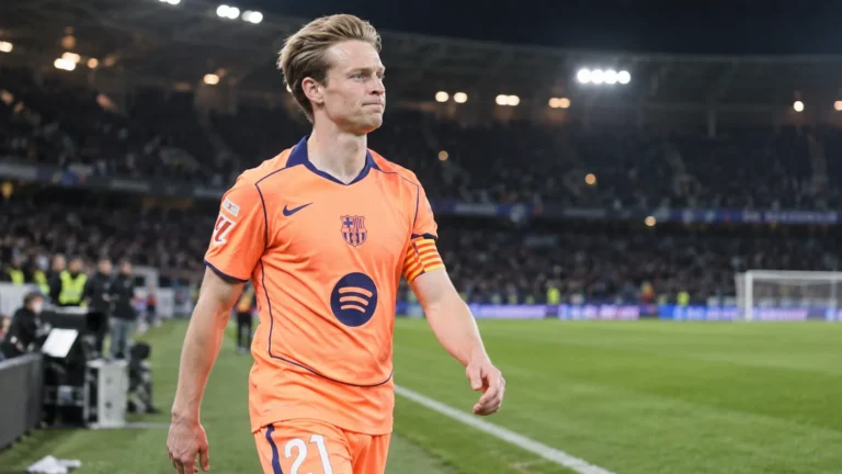 Frenkie de Jong van FC Barcelona op het veld na de wedstrijd.