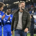 Rik De Mil staat na de wedstrijd tussen KAA Gent-spelers op het veld.
