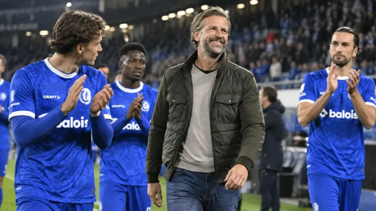 Rik De Mil staat na de wedstrijd tussen KAA Gent-spelers op het veld.