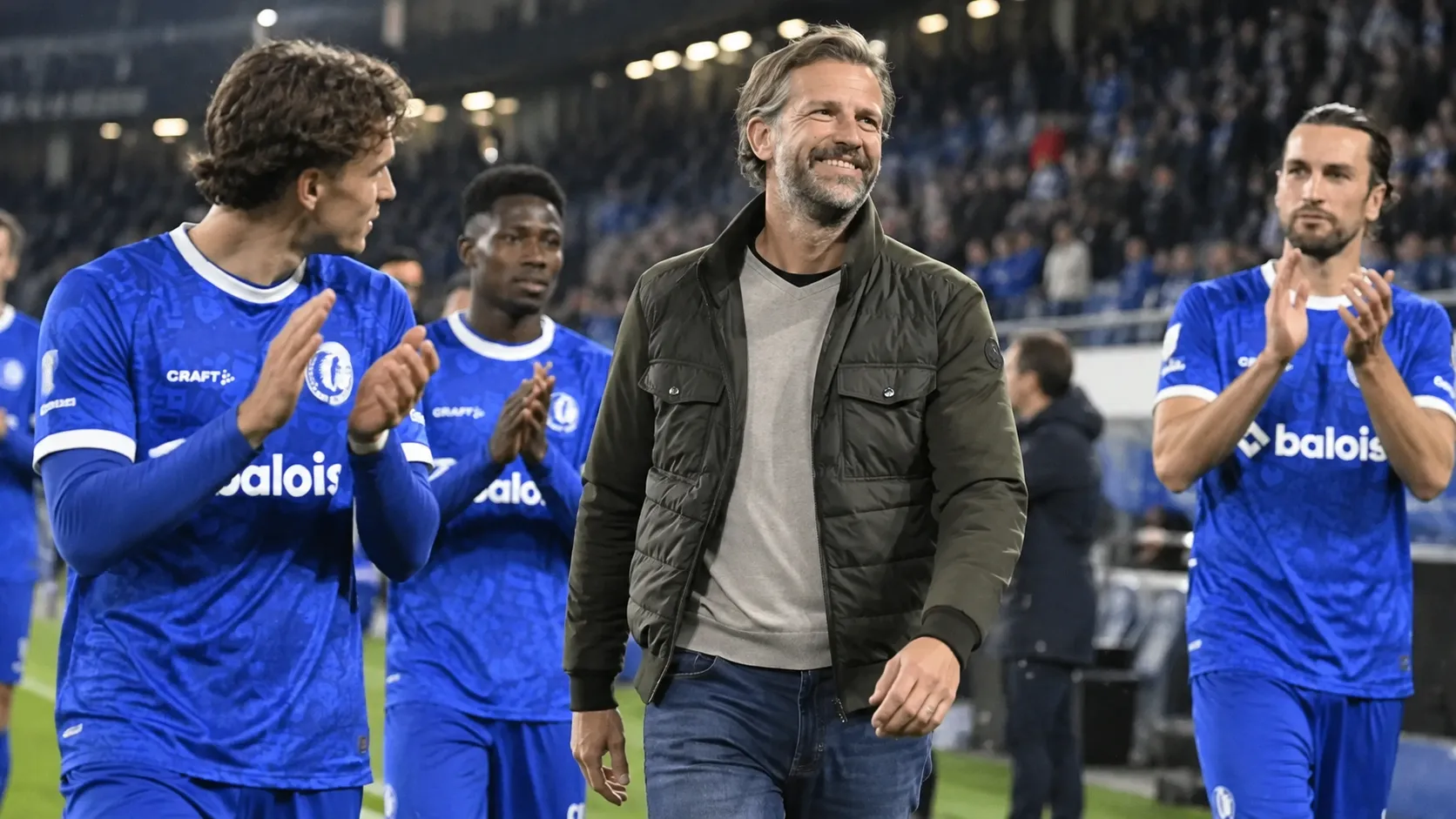Rik De Mil staat na de wedstrijd tussen KAA Gent-spelers op het veld.