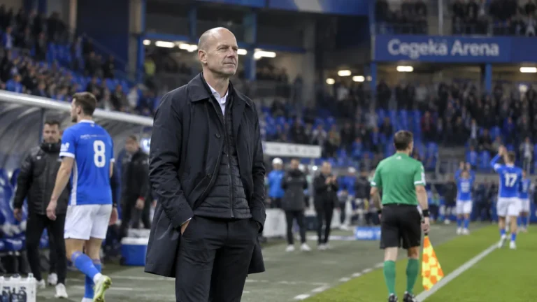 Jess Thorup langs de zijlijn tijdens een nieuw moment na de match van KRC Genk.