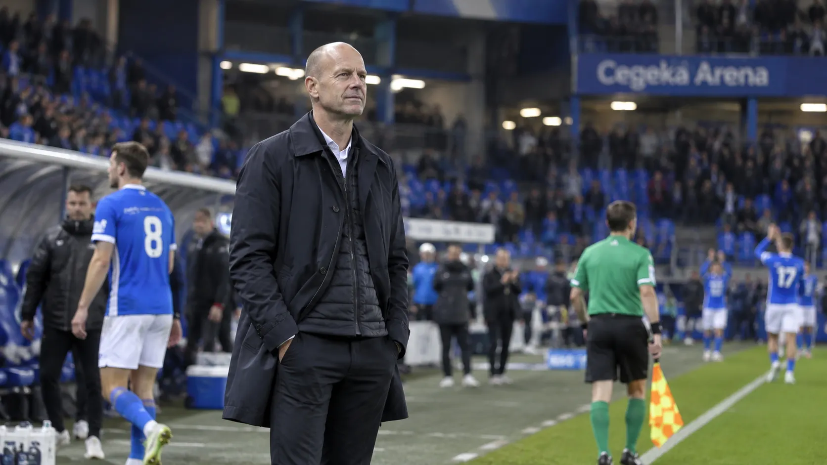 Jess Thorup langs de zijlijn tijdens een nieuw moment na de match van KRC Genk.