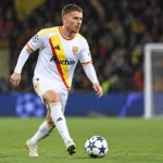 Thorgan Hazard in het tenue van Lens tijdens een nieuw wedstrijdmoment.