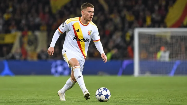 Thorgan Hazard in het tenue van Lens tijdens een nieuw wedstrijdmoment.