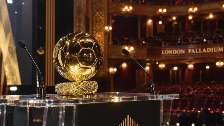 De Ballon d’Or-trofee op een podium in een verlichte galazaal.