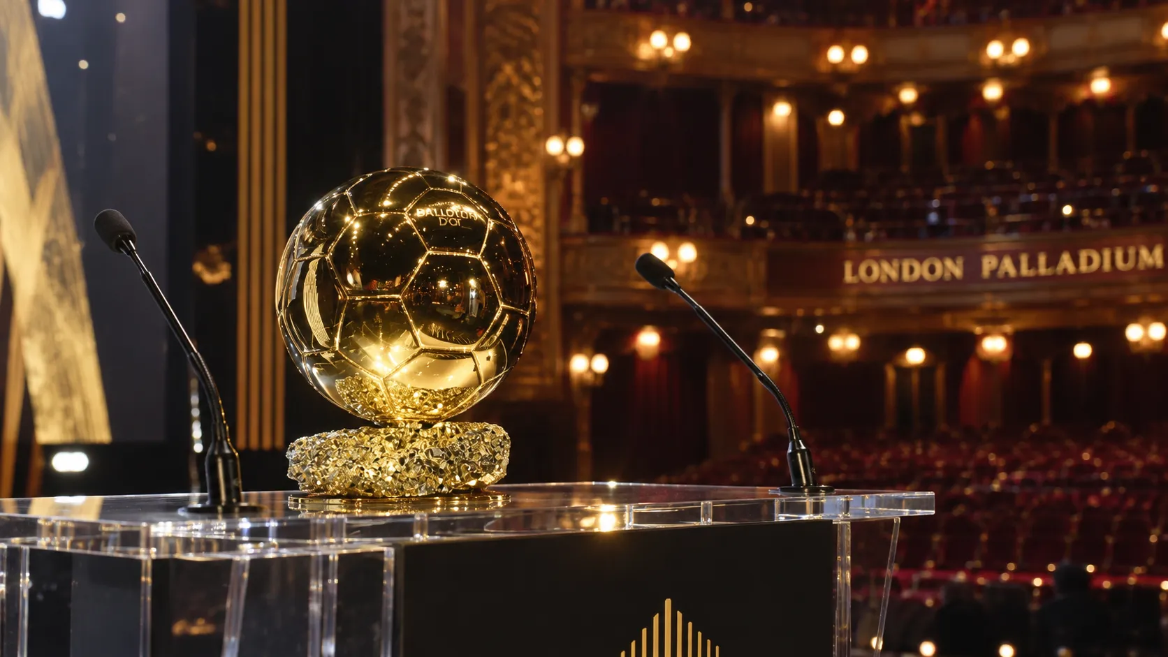 De Ballon d’Or-trofee op een podium in een verlichte galazaal.