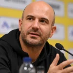 Frederic De Meyer tijdens een persmoment in een mediaruimte na een voetbalwedstrijd.