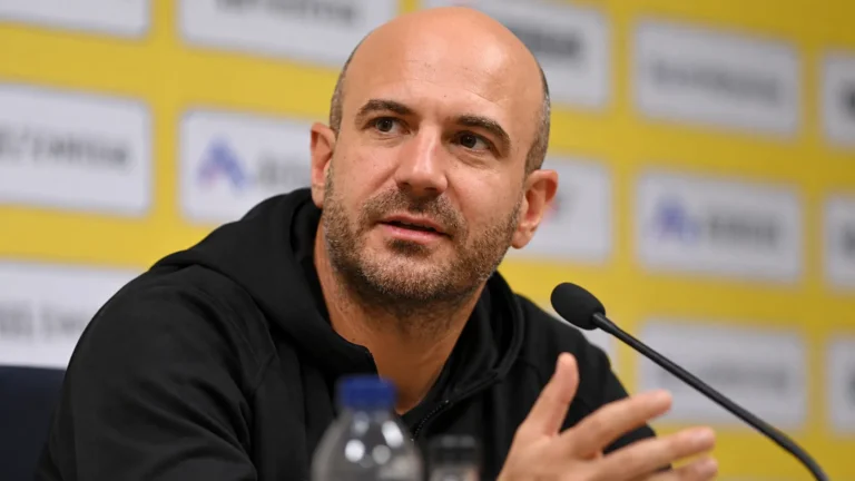 Frederic De Meyer tijdens een persmoment in een mediaruimte na een voetbalwedstrijd.