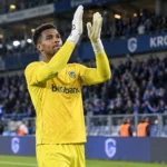Lucca Brughmans van KRC Genk applaudisseert na de wedstrijd.