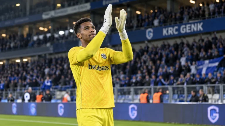 Lucca Brughmans van KRC Genk applaudisseert na de wedstrijd.