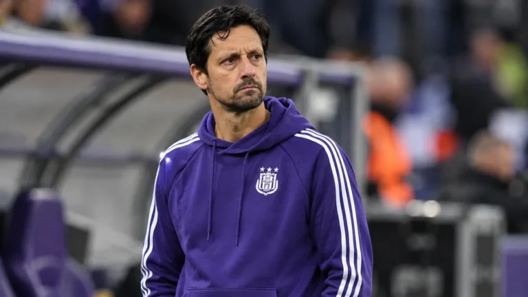 Vitor Bruno in Anderlecht-trainingskleding langs de zijlijn.