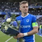Bryan Heynen van KRC Genk ontvangt voor de aftrap bloemen op het veld.