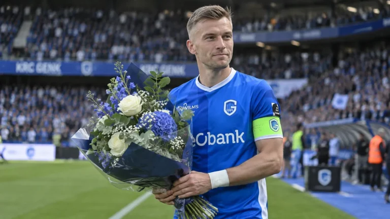 Bryan Heynen van KRC Genk ontvangt voor de aftrap bloemen op het veld.