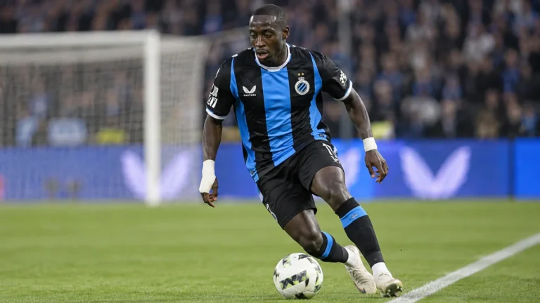 Carlos Forbs van Club Brugge neemt de bal aan tijdens een wedstrijdmoment.