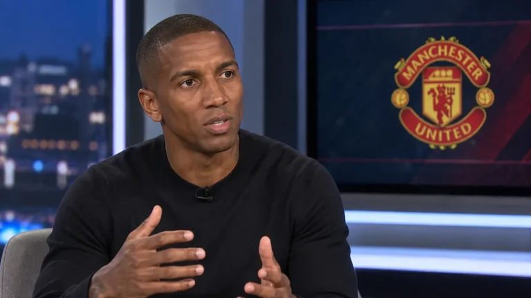 Ashley Young spreekt in een televisiestudio met een Manchester United-embleem op een analysescreen.