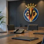 Lege vergaderruimte van Villarreal met een clubembleem op de vaste wand.