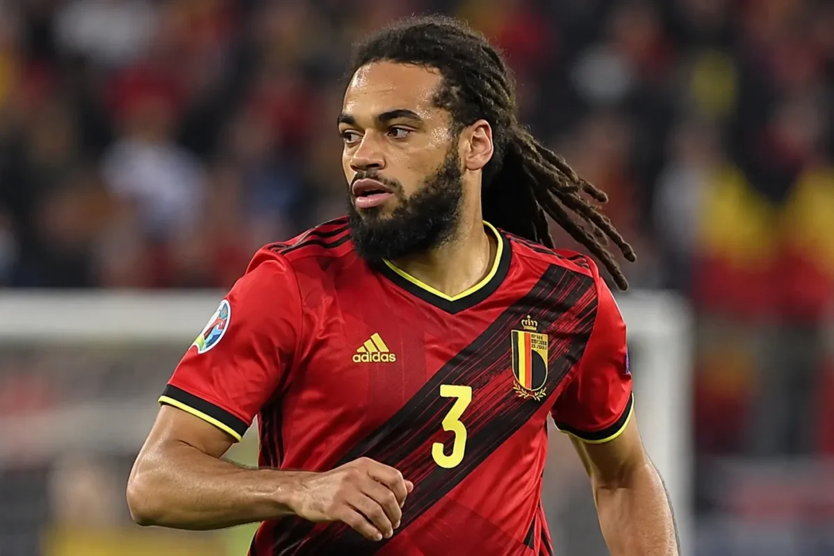Jason Denayer in het rode shirt van België tijdens een interland.