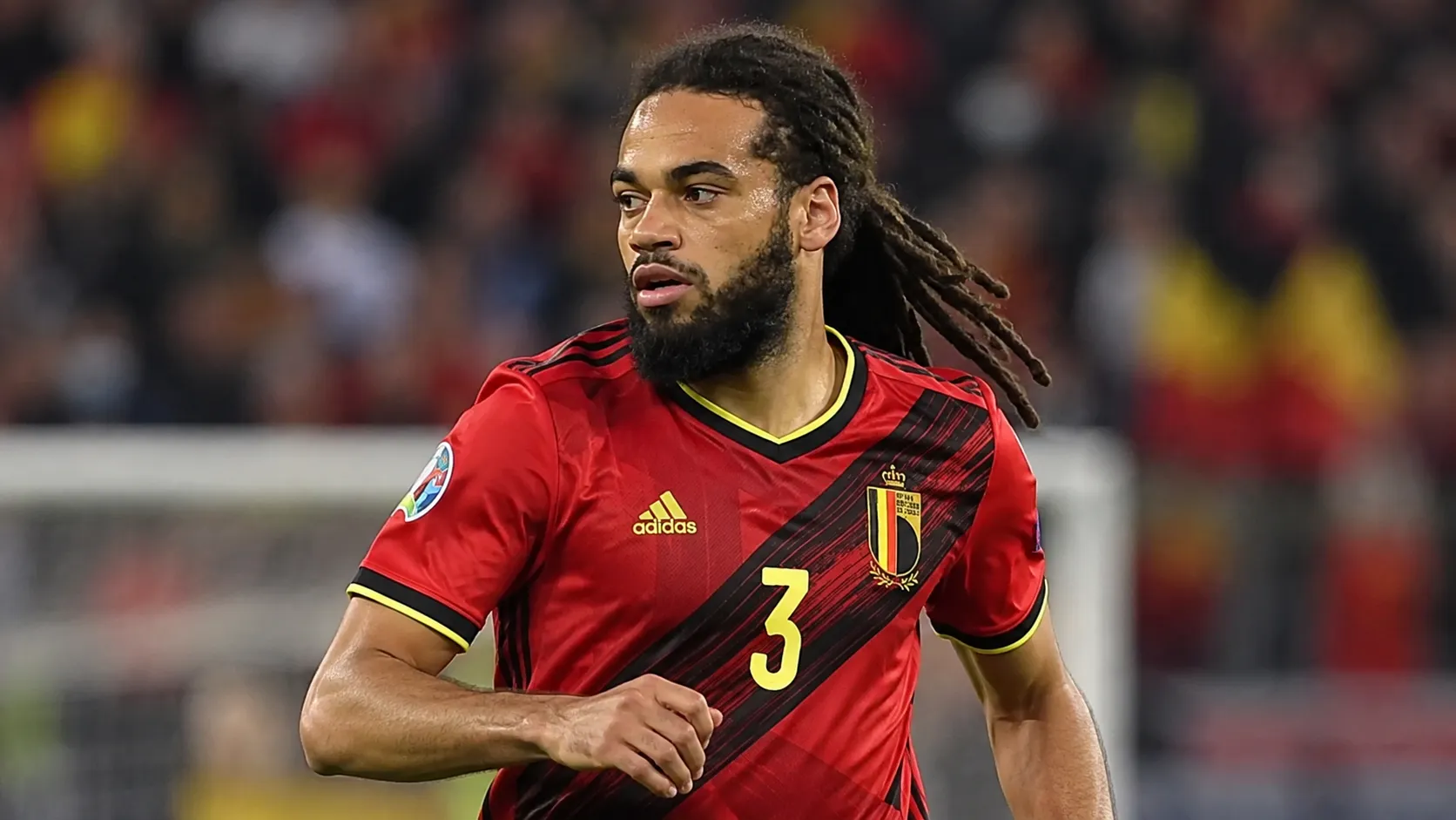 Jason Denayer in het rode shirt van België tijdens een interland.
