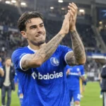 Tiago Araújo van KAA Gent applaudisseert na afloop op het veld.