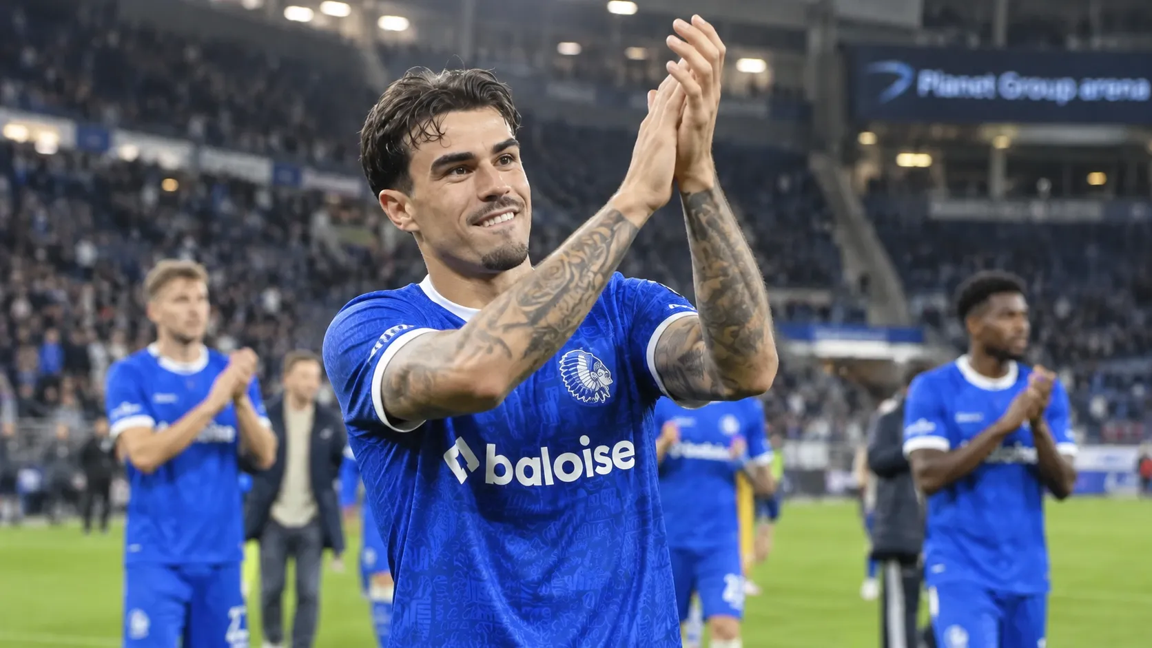 Tiago Araújo van KAA Gent applaudisseert na afloop op het veld.