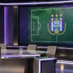 Tactisch analysescherp in een lege televisiestudio met het embleem van RSC Anderlecht.