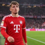Lennart Karl van Bayern München op het veld in rood wedstrijdshirt.