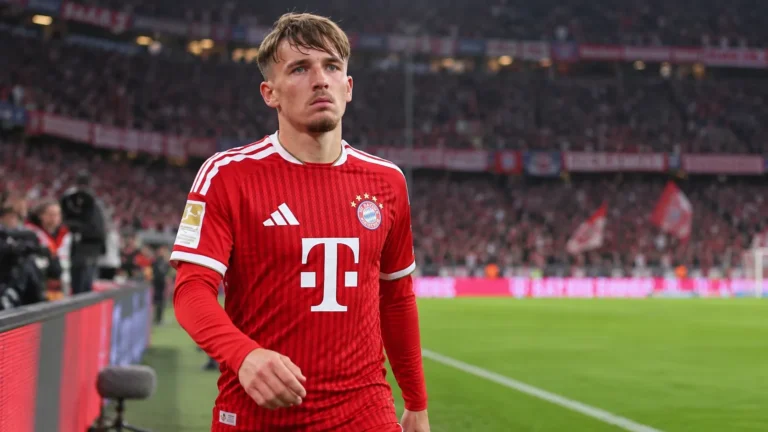 Lennart Karl van Bayern München op het veld in rood wedstrijdshirt.