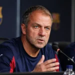 Hansi Flick spreekt tijdens een persmoment na een wedstrijd van FC Barcelona.
