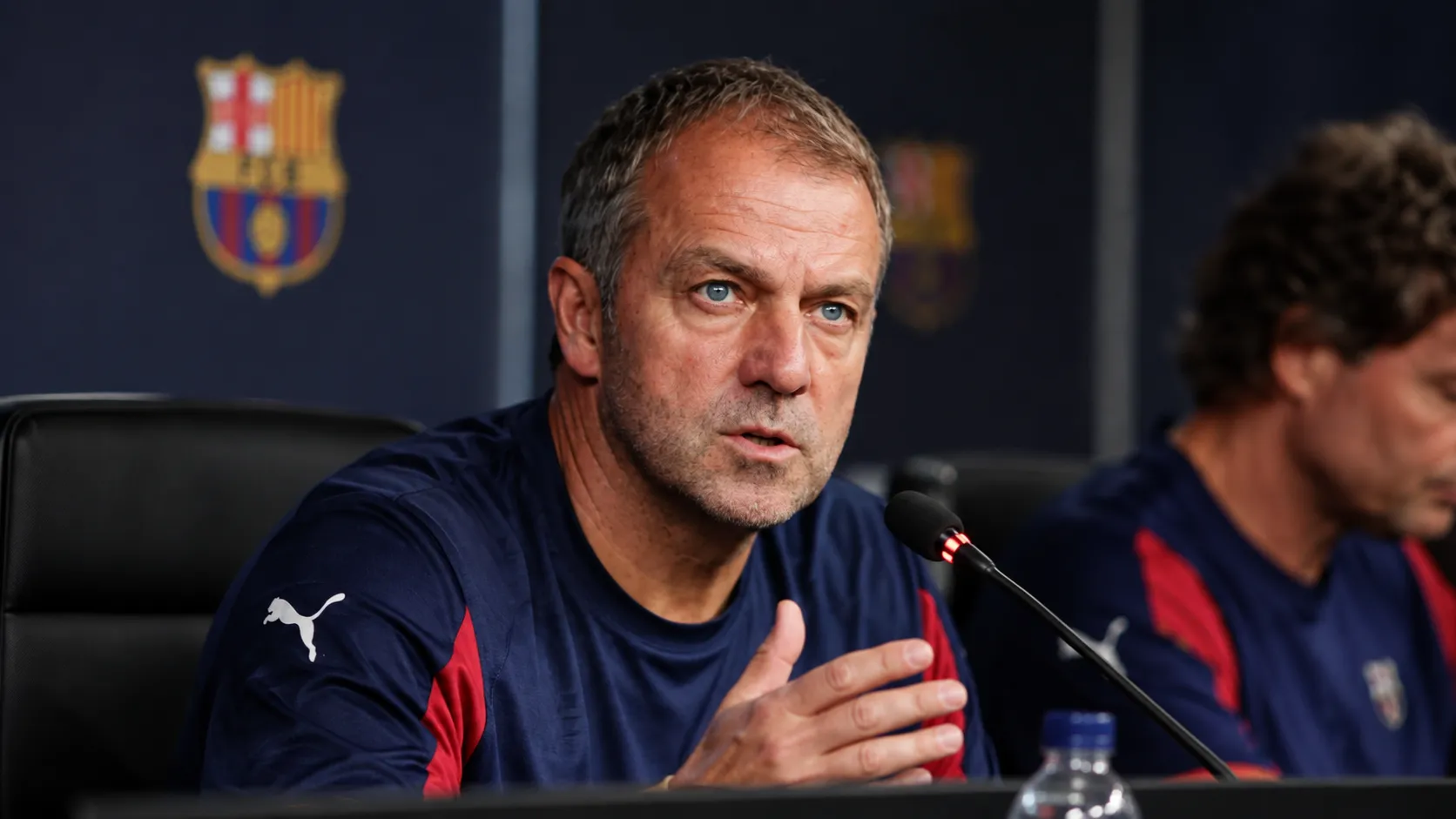 Hansi Flick spreekt tijdens een persmoment na een wedstrijd van FC Barcelona.